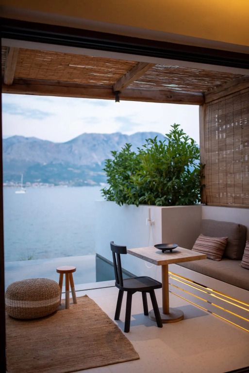 Atemberaubende Aussicht von der Terrasse auf das Meer und die Berge im Hintergrund