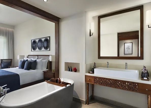Badezimmer mit eleganter Badewanne und Doppelwaschtisch in modernem Design