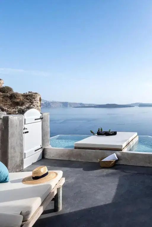 Infinity-Pool auf Terrasse mit weiter Sicht auf das Meer und eine entspannende Umgebung.