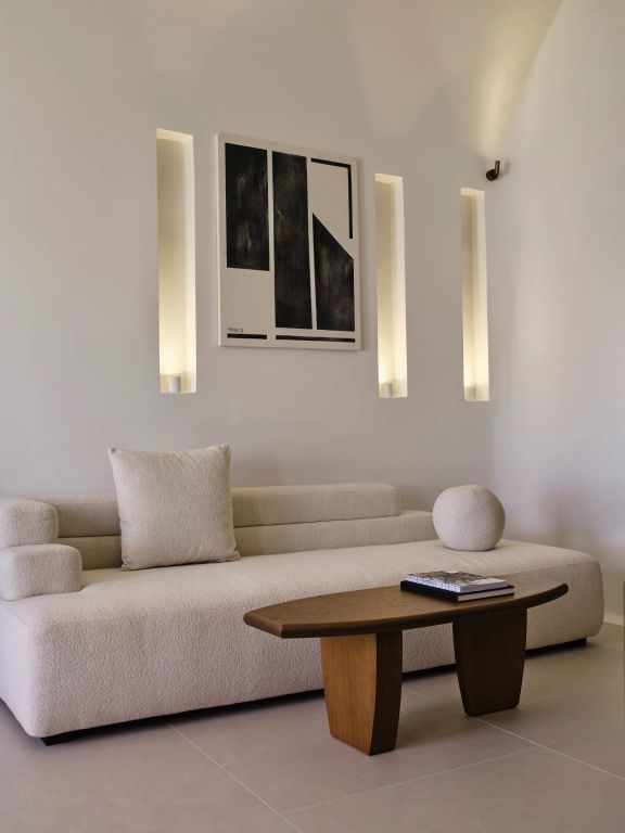 Moderner Wohnbereich mit stilvollem Sofa und künstlerischen Dekorationen.