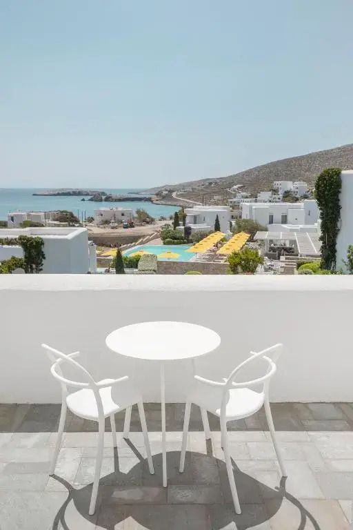 Weiße Balkonmöbel mit Panorama-Blick auf das Meer und die umliegende Landschaft