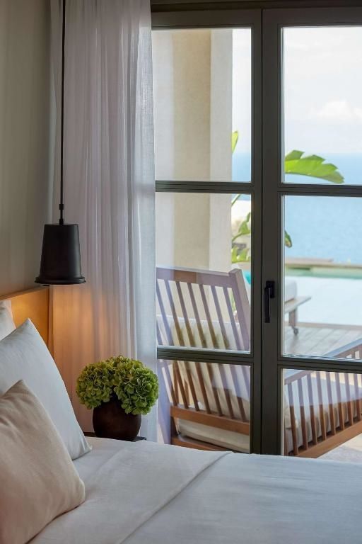 Blick aus dem Schlafzimmer auf die Terrasse mit Pool und Ionisches Meer im Hintergrund
