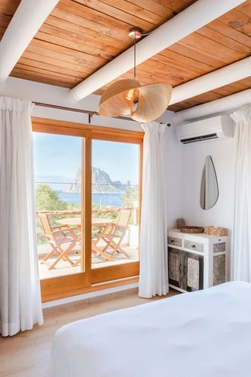 Zimmer mit Balkon und atemberaubendem Meerblick auf Es Vedrà