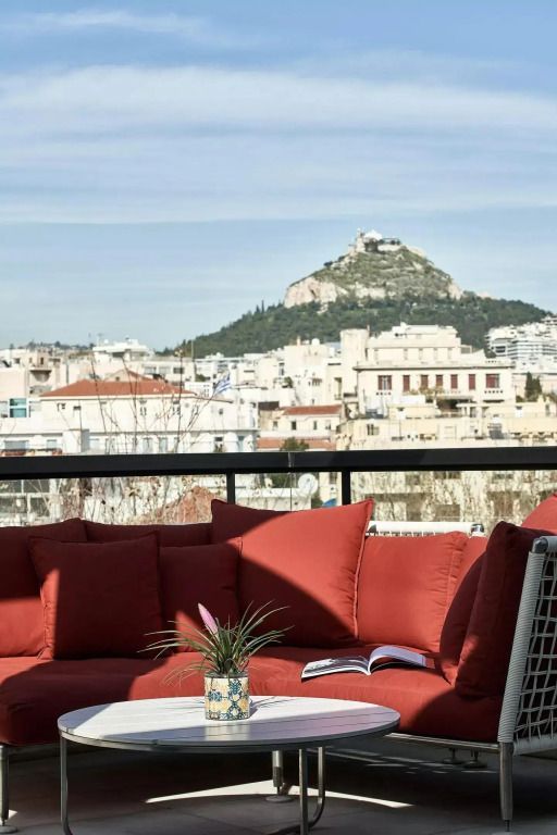 Atemberaubender Stadtblick von der Terrasse mit rotem Sofa
