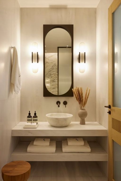 Modernes Badezimmerdesign mit eleganter Beleuchtung und Accessoires