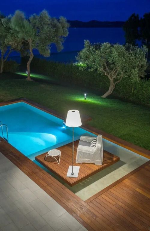 Privater Poolbereich bei Nacht mit stilvoller Beleuchtung und moderner Sitzgruppe