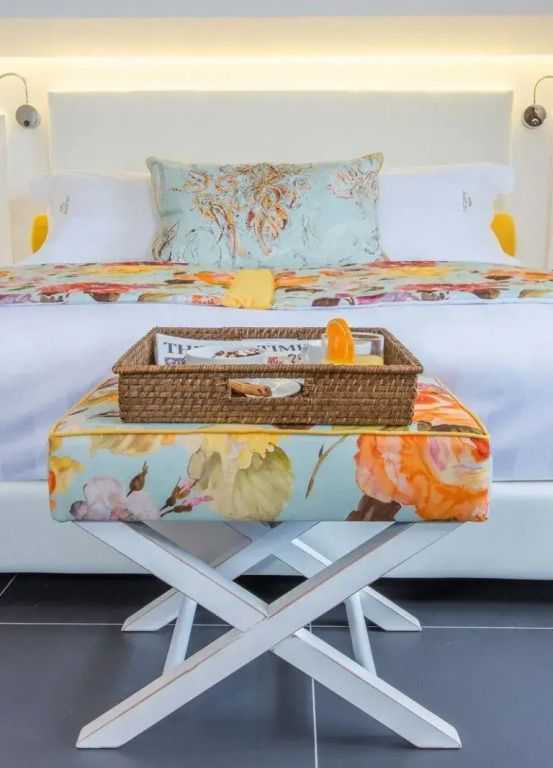 Luxuriöses Schlafzimmer mit floralem Dekor und einem einladenden Bett