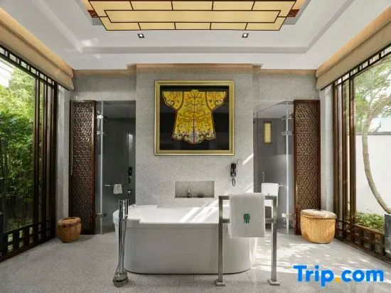 Luxuriöses Badezimmer der Ambassador Villa mit freistehender Badewanne und kunstvoller Dekoration