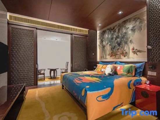 Standard Doppelzimmer mit Kunstwerken und farbenfroher Bettwäsche im Banyan Tree Hangzhou.