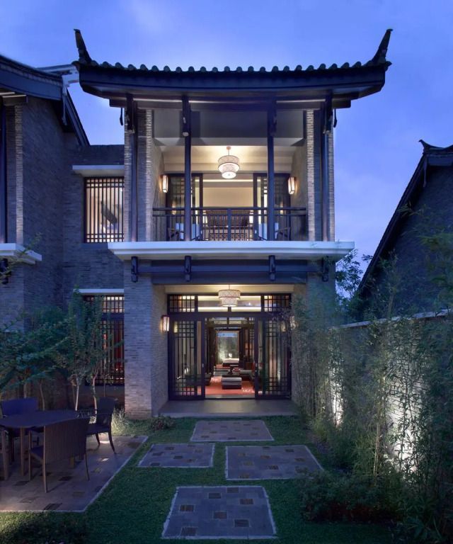 Eingang eines luxuriösen Doppelhauses im Banyan Tree Lijiang bei Dämmerung