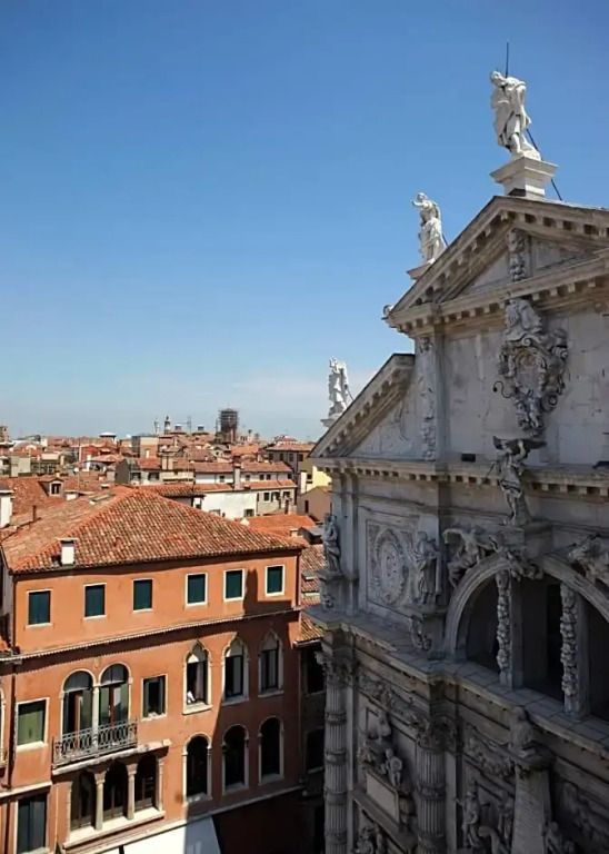 Atemberaubender Blick auf die venezianische Architektur und Dächer vom Bauer Palazzo