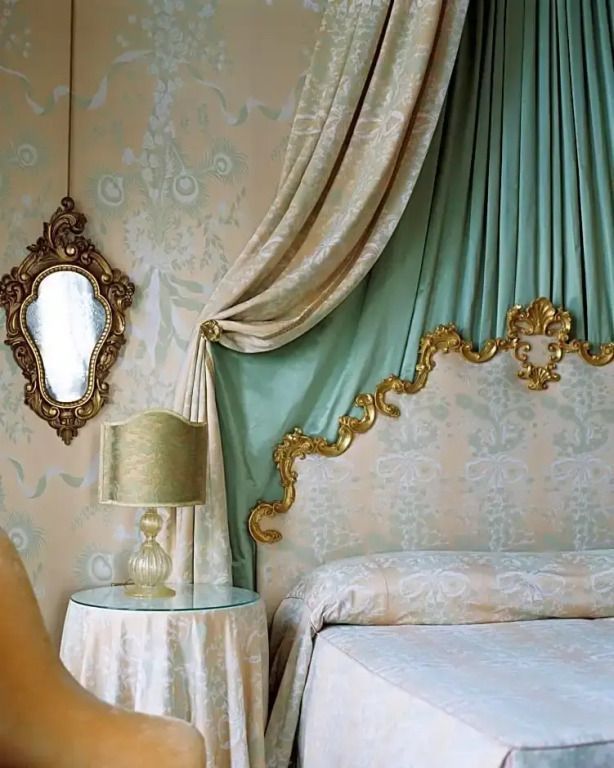 Luxuriöses Schlafzimmer mit goldenen Akzenten und antikem Spiegel