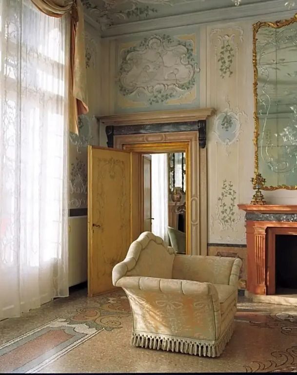 Detail des historischen Wohnzimmers mit kunstvollen Wandverzierungen