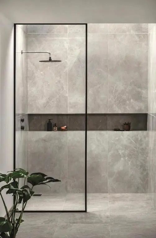 Großzügige Dusche mit modernen Fliesen und Regenduschkopf