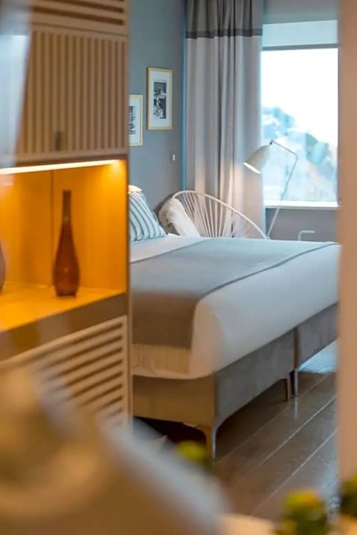 Helles Doppelzimmer mit Sitzbereich und Fenster zur Küste