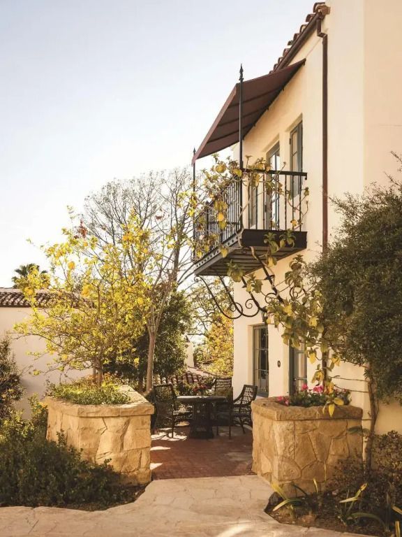 Sonnige Terrasse mit Sitzgelegenheiten und Blick auf Garten im Freien