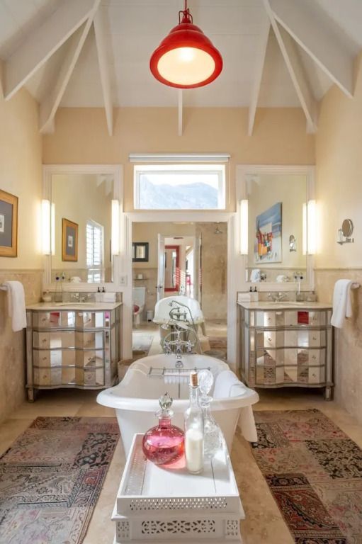 Modernes Badezimmer mit eleganter Ausstattung und Doppelwaschbecken