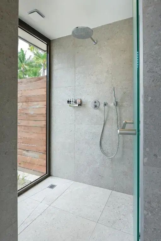 Große Regendusche im modernen Design mit natürlichem Licht.