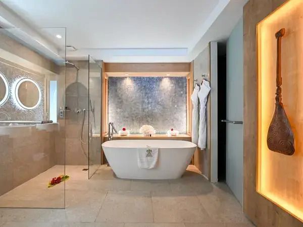 Luxuriöses Badezimmer mit großer freistehender Badewanne
