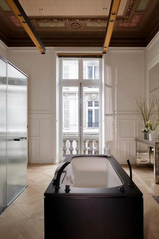 Moderne Badewanne mit Aussicht auf klassische Pariser Architektur