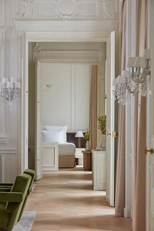 Flur mit Blick auf stilvolles Schlafzimmer und charmante Beleuchtung