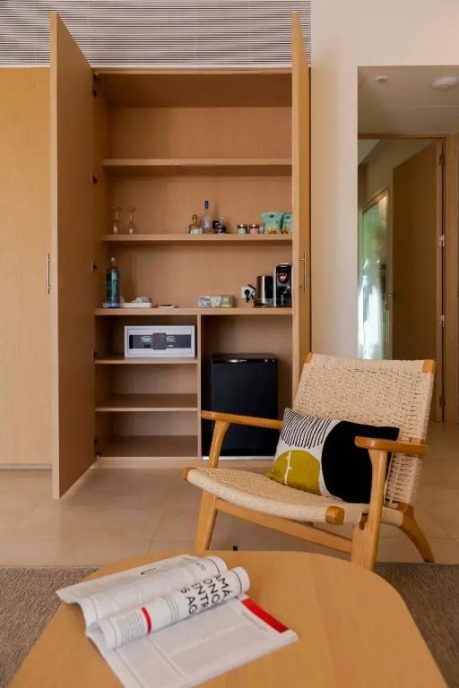 Wohnbereich einer Deluxe Suite mit Mini-Bar und gemütlichem Sessel