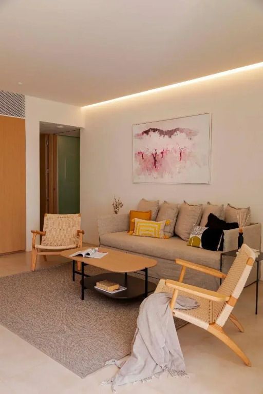 Moderner Wohnbereich mit gemütlicher Couch und Kunst an der Wand
