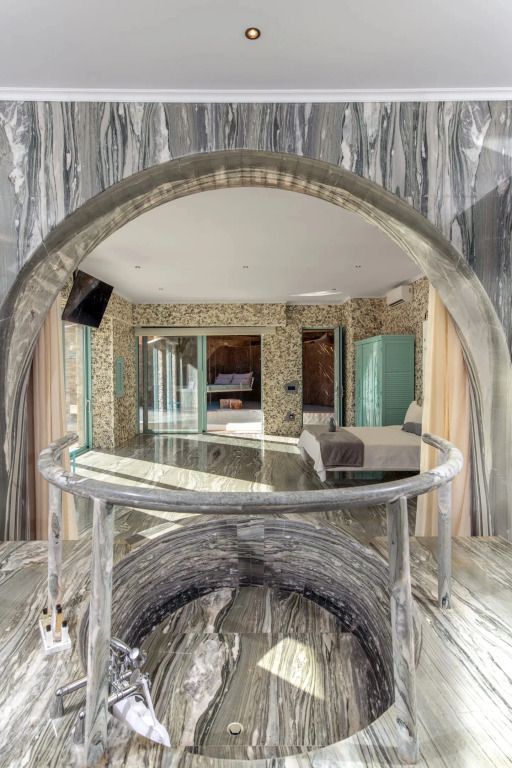 Gewölbter Durchgang in luxuriöser Suite mit Marmorboden und modernem Design.