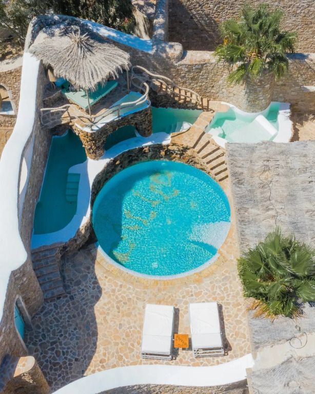 Draufsicht auf luxuriöse Poolanlage mit Sonnendeck