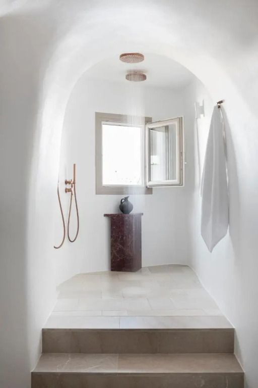 Elegantes Badezimmer mit offener Dusche und natürlichem Licht