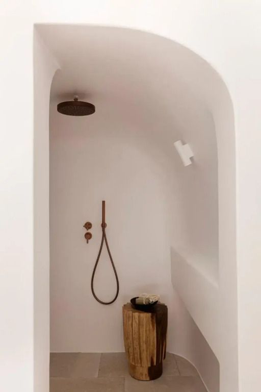 Elegante Dusche mit moderner Ausstattung in warmen Tönen