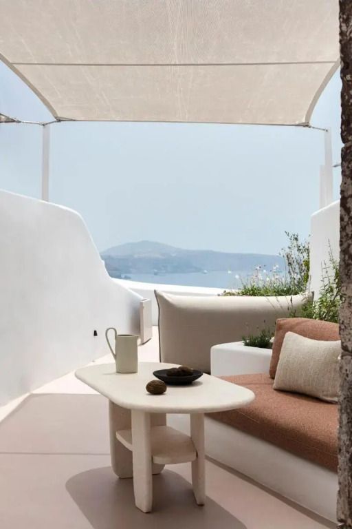 Gemütliche Terrasse mit Sitzgelegenheit und Meeresblick auf Santorini