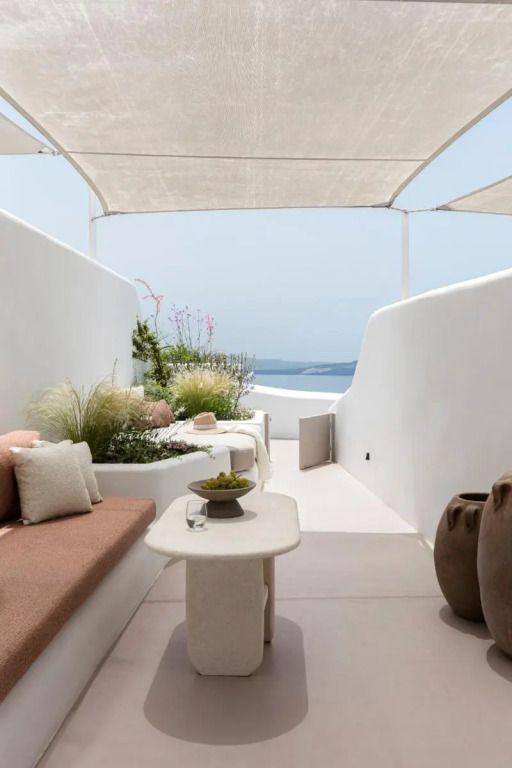 Private Terrasse mit Meerblick und modernem Design auf Santorini
