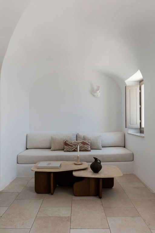 Eleganter Lounge-Bereich mit weißem Sofa und Holztisch