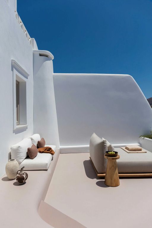 Private Terrasse mit modernem weißem Sofa und klarem Himmel