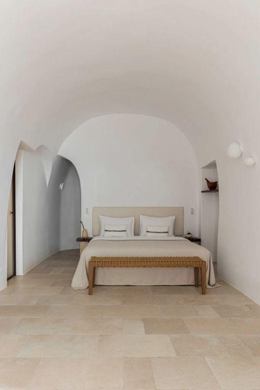 Geräumiges Schlafzimmer mit gewölbter Decke und elegantem Bett