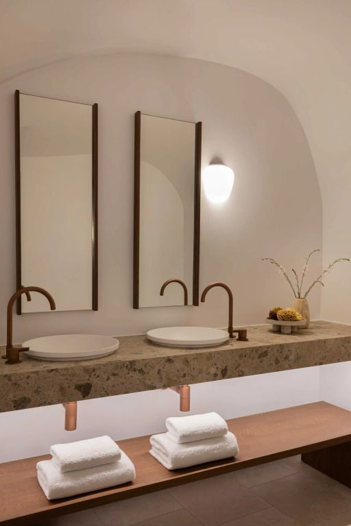 Badezimmer mit zwei Waschbecken und modernen Spiegeln
