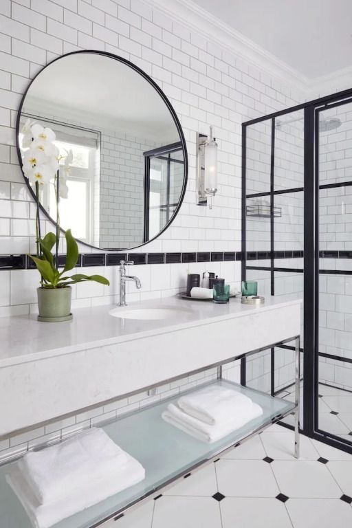 Modernes Badezimmer mit großer Spiegel und eleganter Einrichtung.