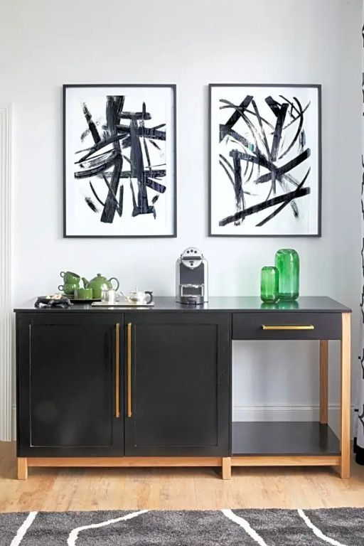 Moderne Anrichte mit Teekanne und stilvoller Kunst an der Wand