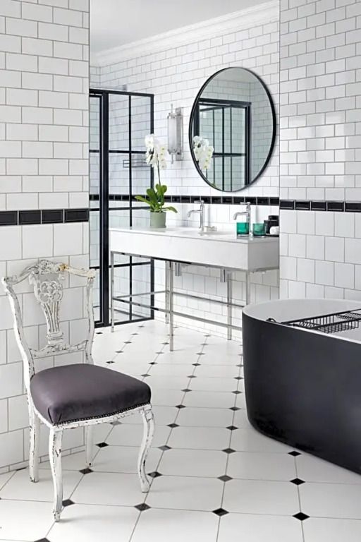 Modernes Badezimmer mit schwarzer Badewanne und eleganter Einrichtung