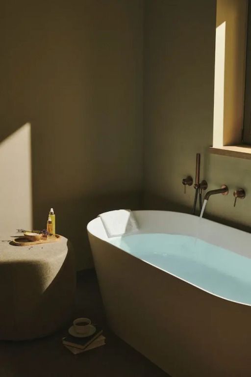 Freistehende Badewanne im Cape of Senses Hotel mit natürlichem Licht.