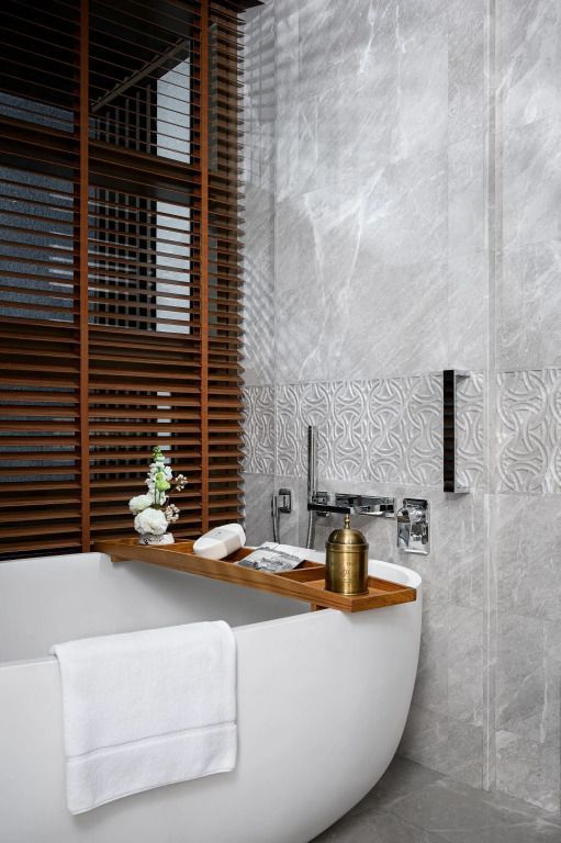 Marmorbadezimmer mit stilvollen Armaturen und Holzdetails