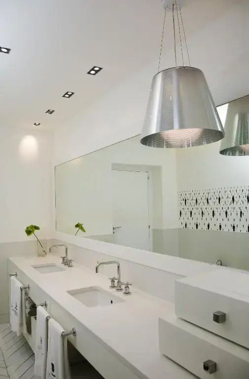 Modernes Badezimmer mit minimalistischer Einrichtung und großem Spiegel