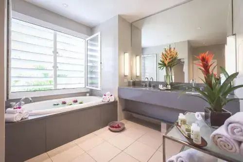 Moderne Badezimmer mit Badewanne und eleganten Details