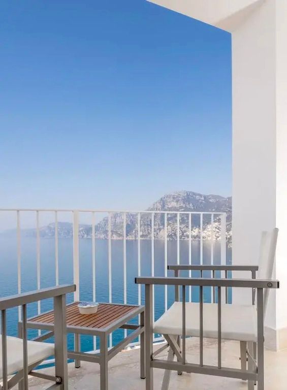 Balkon mit Meerblick und Sitzgelegenheiten