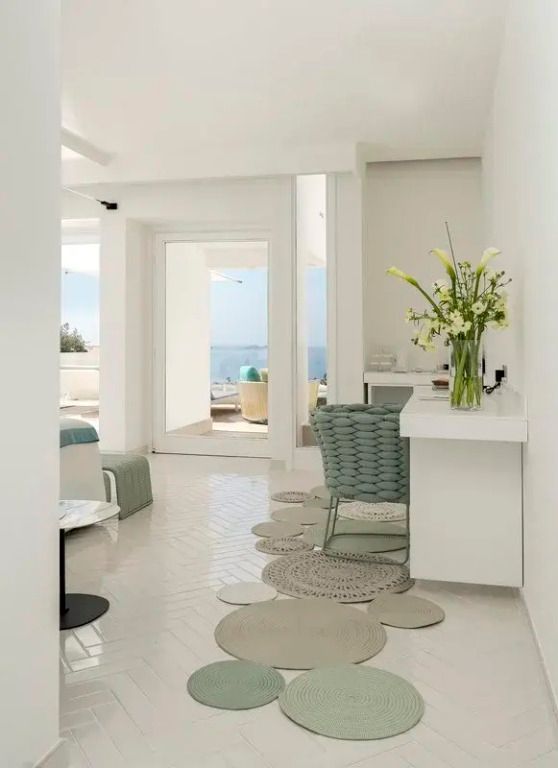 Rückzugsbereich in der Vermarine Suite mit Blumen und Meerblick