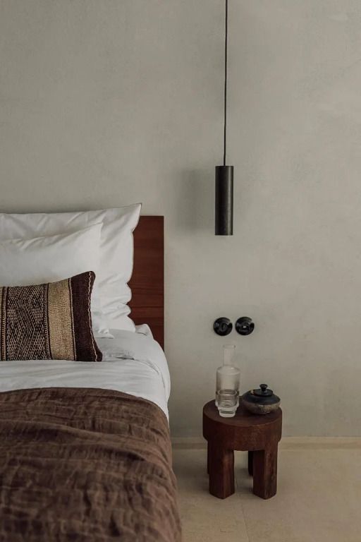 Detailaufnahme eines Bettes mit stilvollem Nachttisch im Hotelzimmer