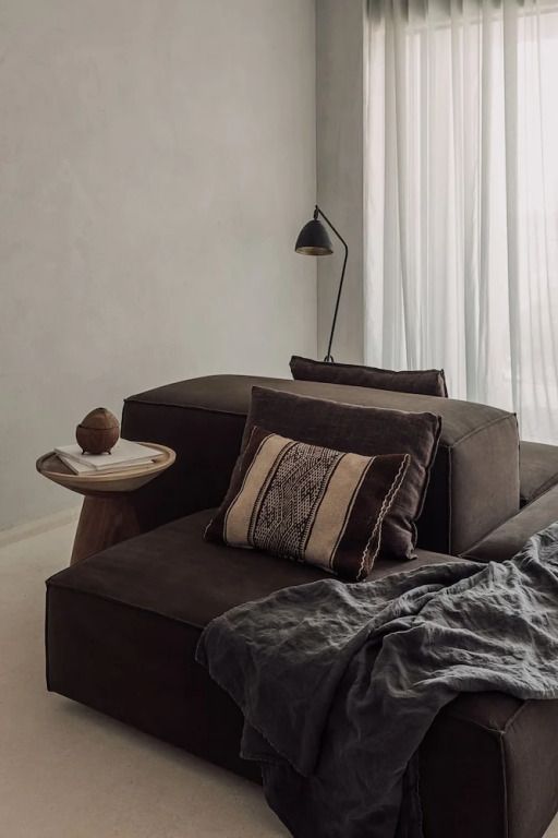 Gemütliche Sitzecke mit weichem Sofa und natürlichem Lichteinfall in der Deluxe Suite