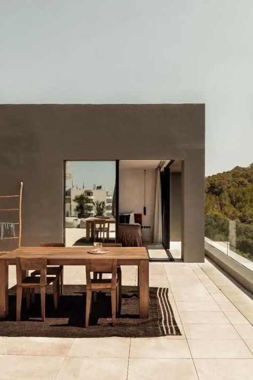 Rooftop Terrasse mit Holzmöbeln und umliegendem Grün