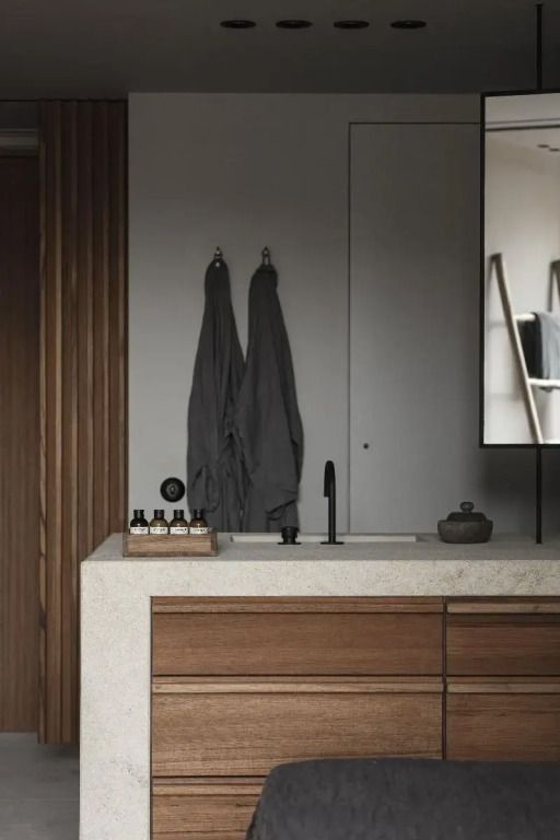 Moderne Badezimmereinrichtung mit hochwertigen Handtüchern und stilvollem Design.